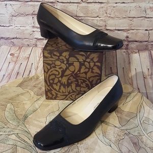 Salvatore Ferragamo Flats Sz 7.5 EUC